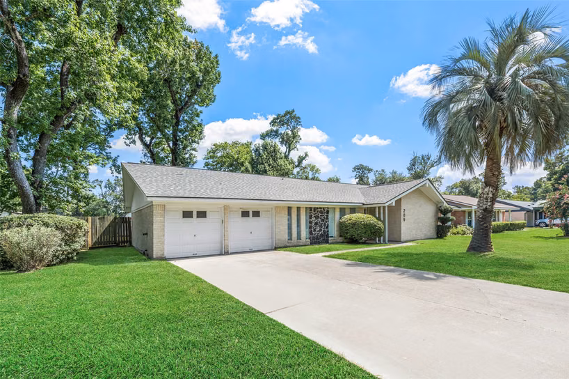 Photo 6 of 209 Pine Oak Drive, Highlands, TX