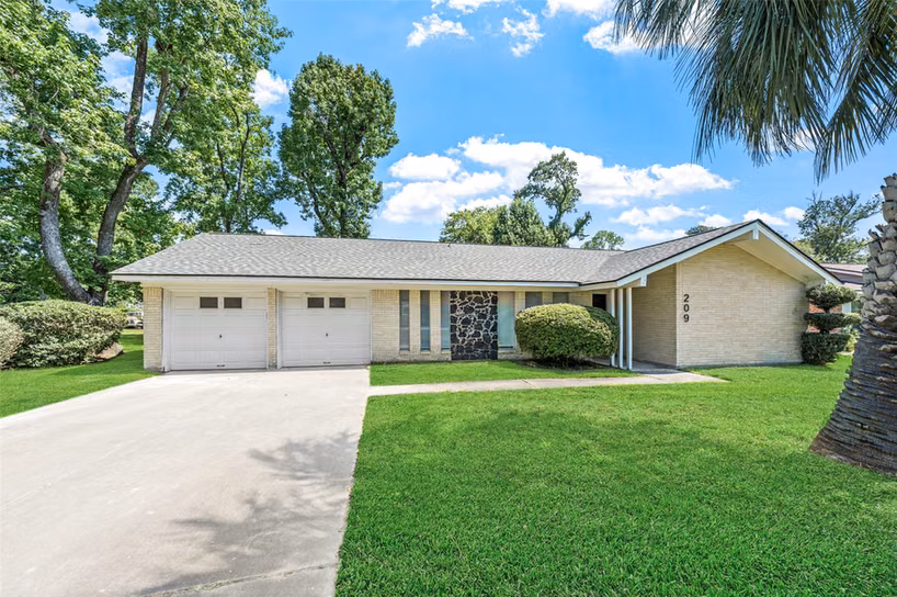 Photo 7 of 209 Pine Oak Drive, Highlands, TX