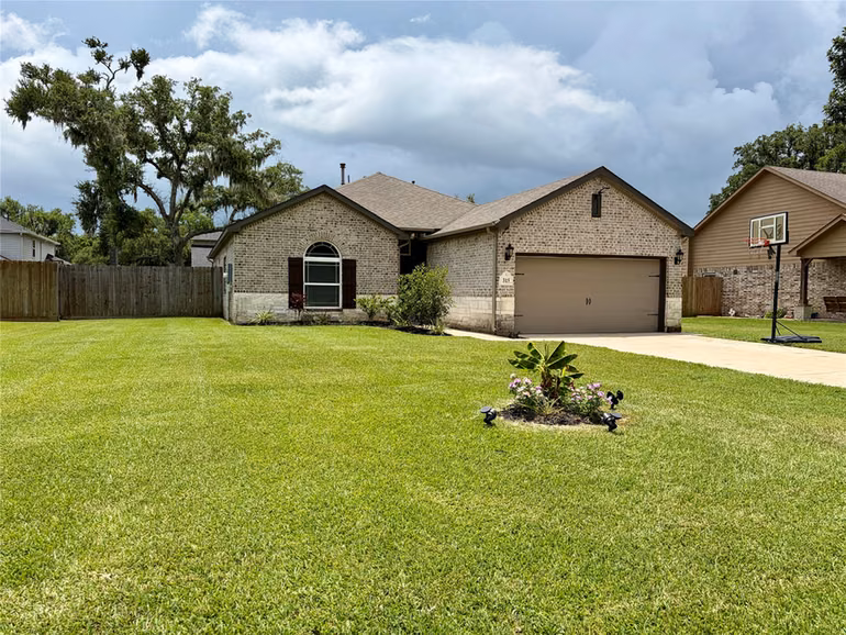 Photo 2 of 315 Woodhaven Drive, West Columbia, TX
