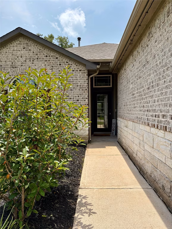 Photo 5 of 315 Woodhaven Drive, West Columbia, TX