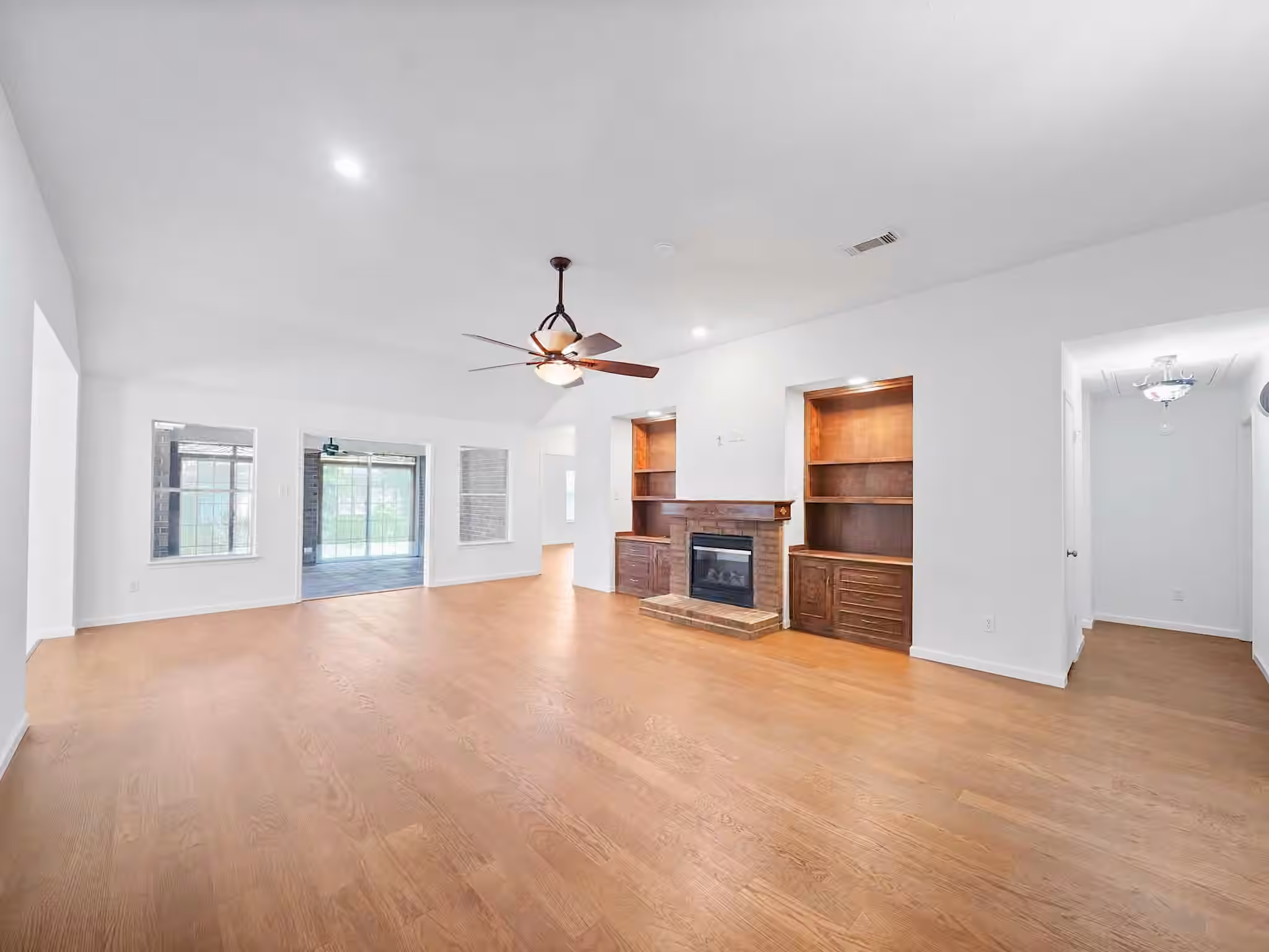 Photo 4 of 2711 N Peach Hollow Circle, Pearland, TX