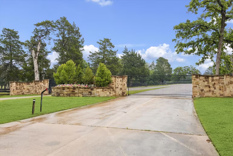 Photo 4 of 514 Pinehurst Drive, New Ulm, TX