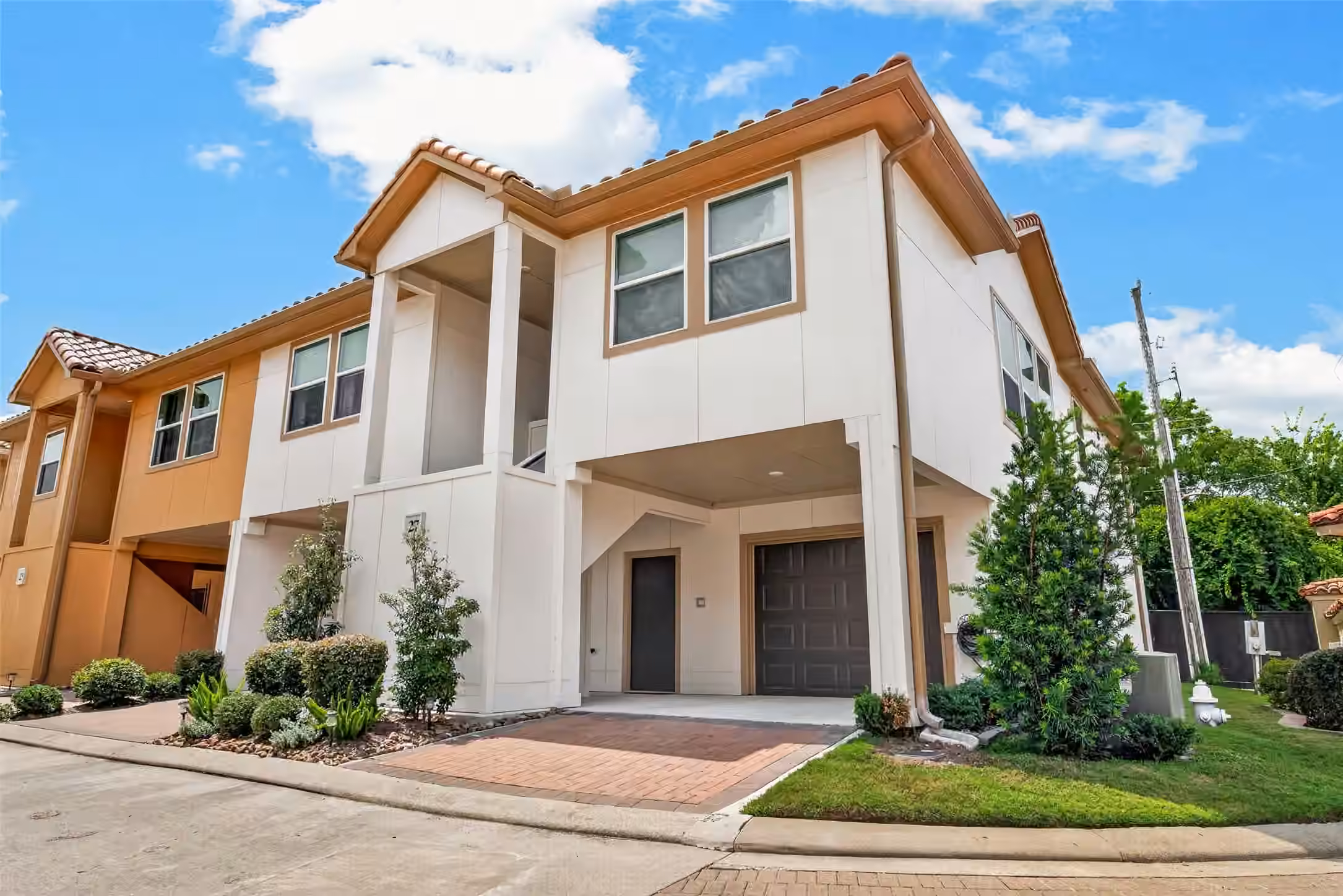 Photo 2 of 27 W Oaks Drive, Houston, TX