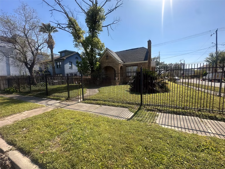Photo 4 of 1704 Rosewood Street, Houston, TX