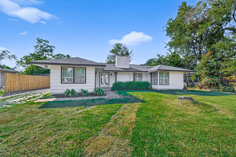 Photo 2 of 1609 N Pacific Street, Conroe, TX