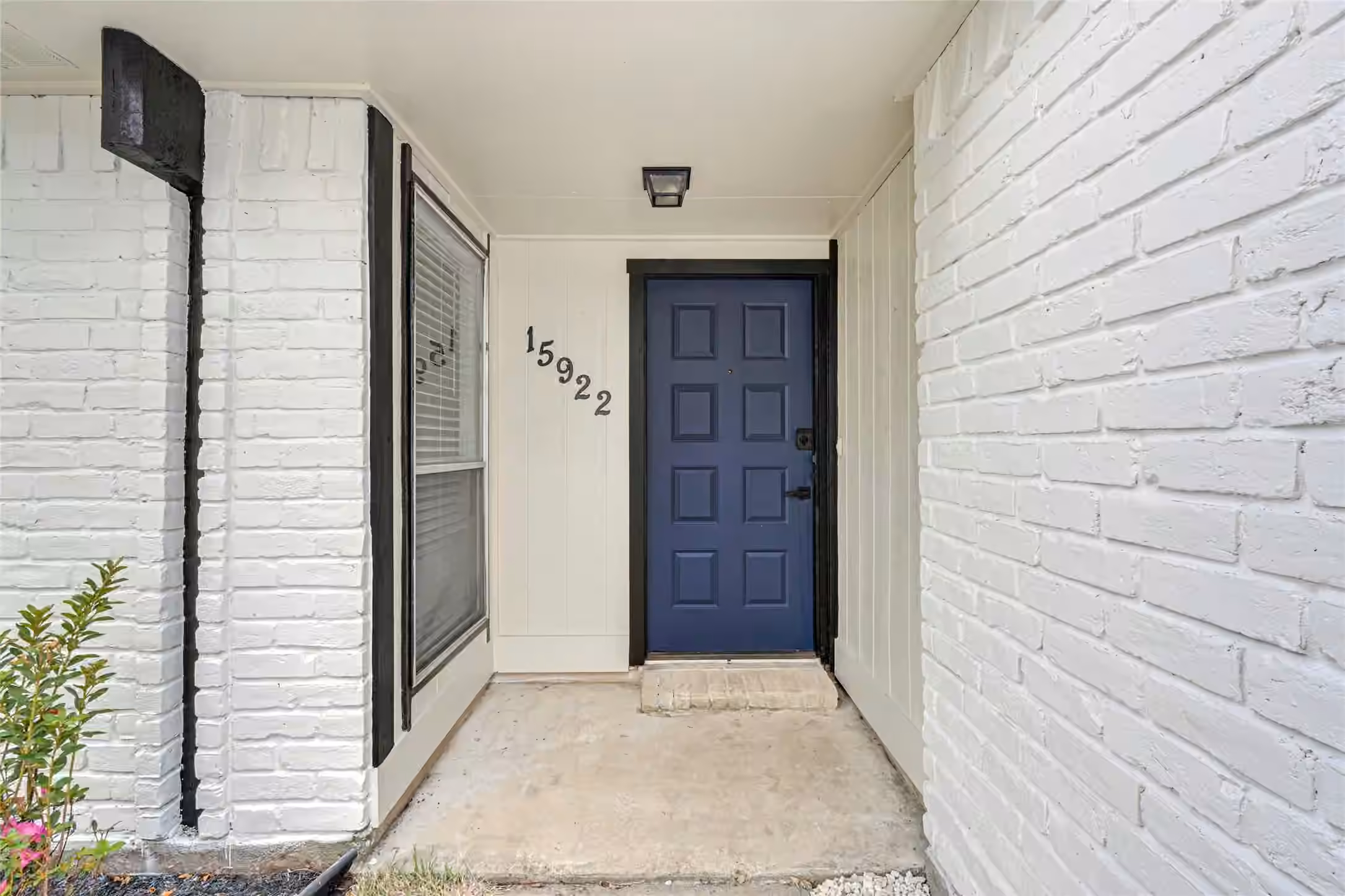 Photo 3 of 15922 Beechnut Street, Houston, TX