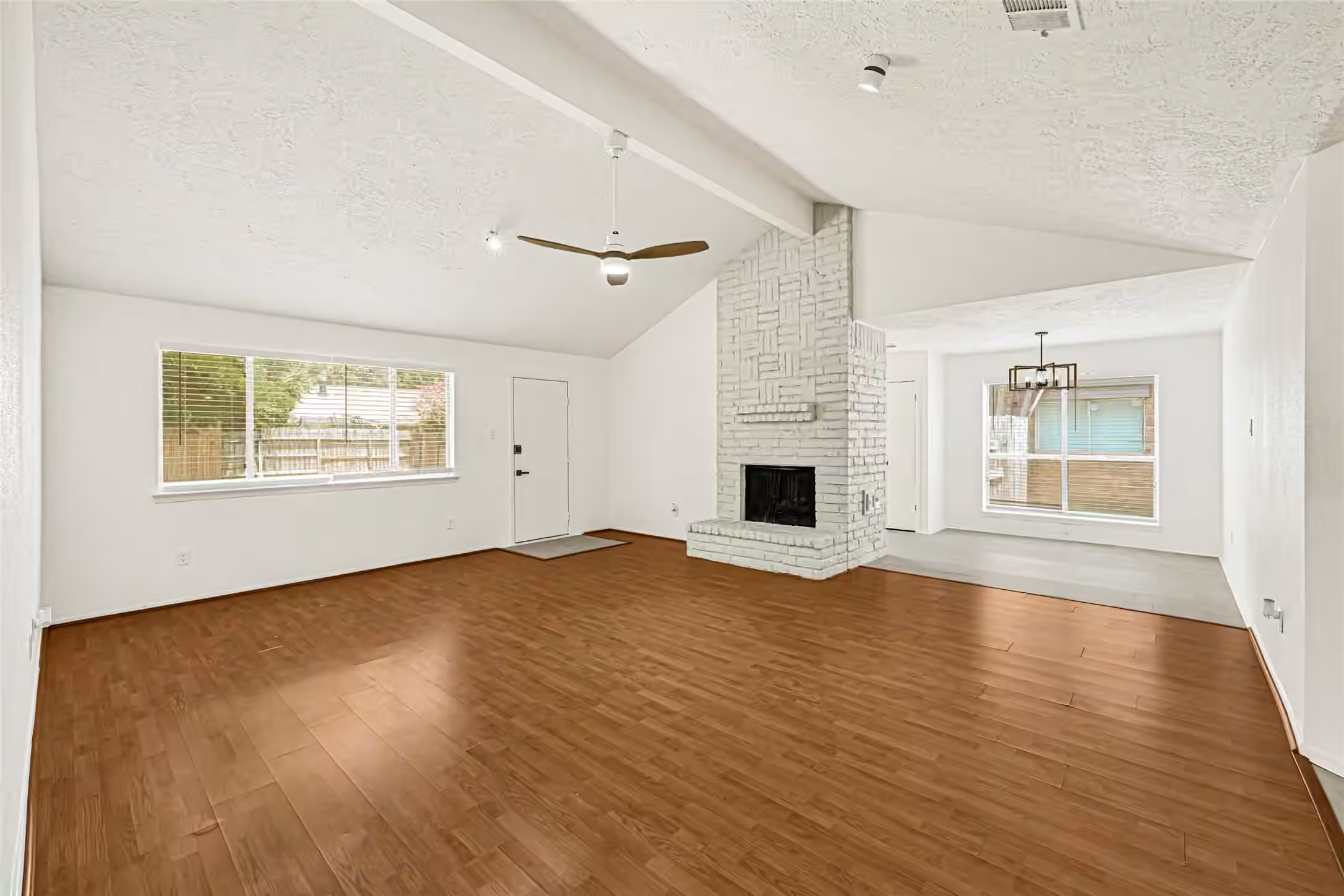 Photo 4 of 15922 Beechnut Street, Houston, TX