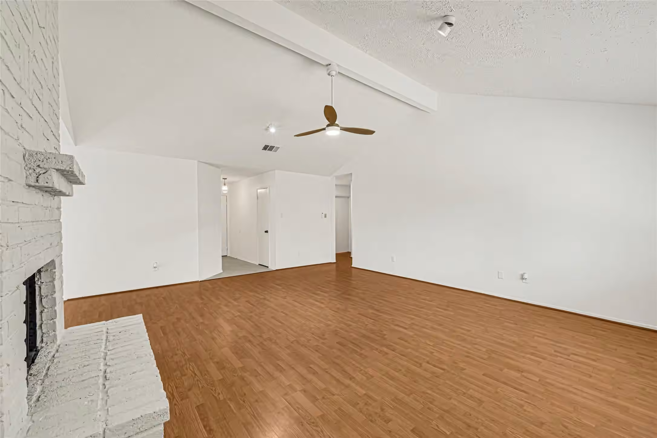Photo 5 of 15922 Beechnut Street, Houston, TX