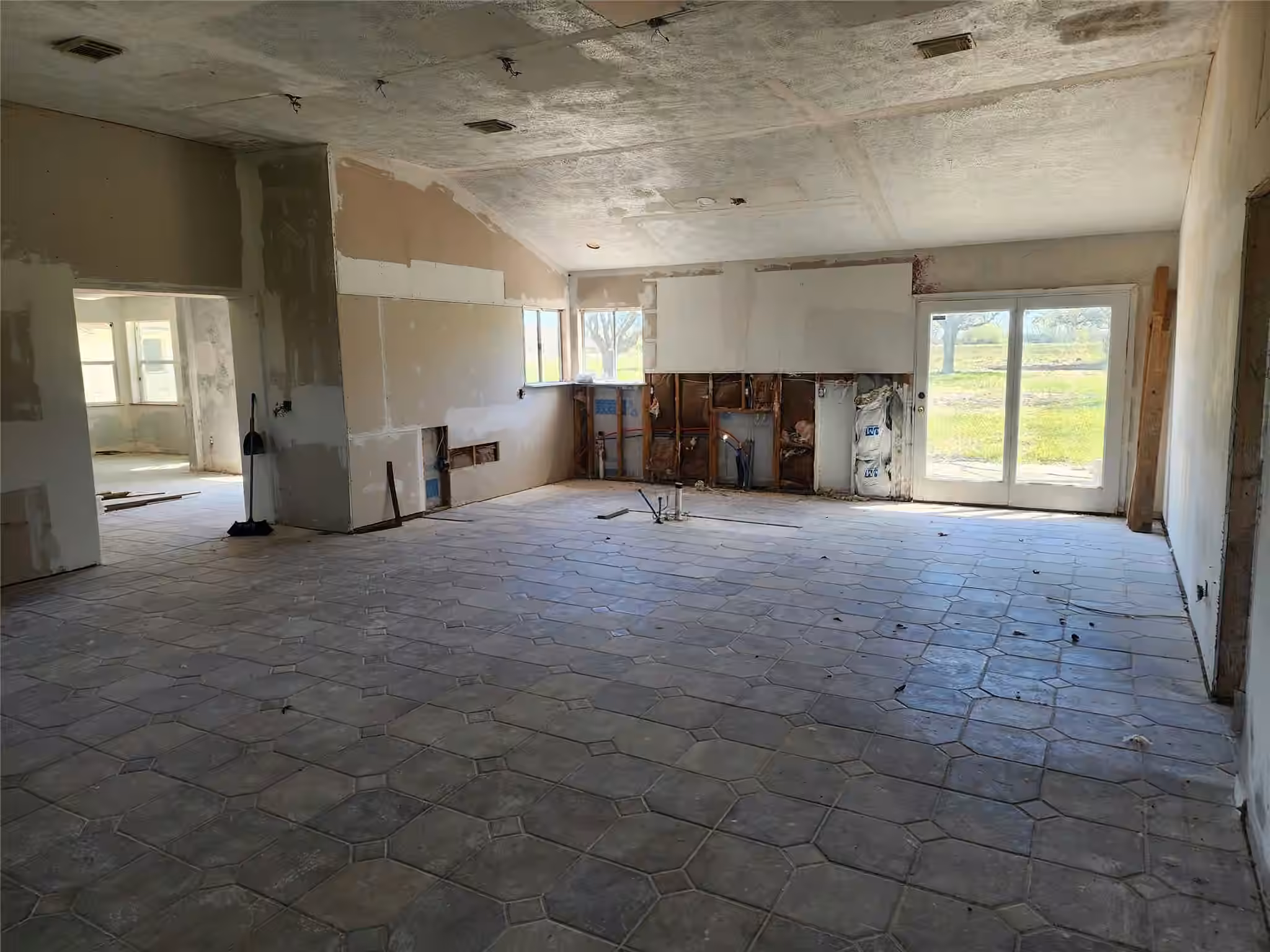 Photo 2 of 1118 County Road 47, Angleton, TX