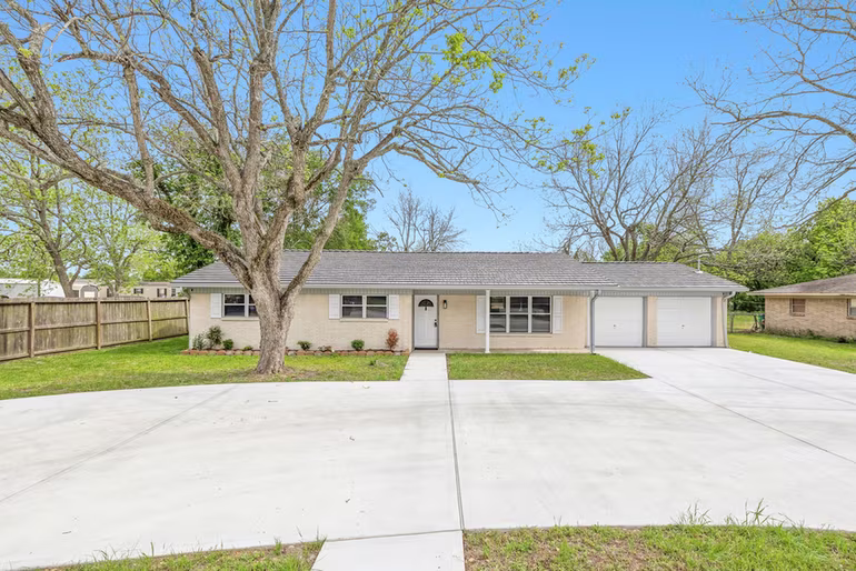 Photo 2 of 202 Massey Tompkins Road, Baytown, TX