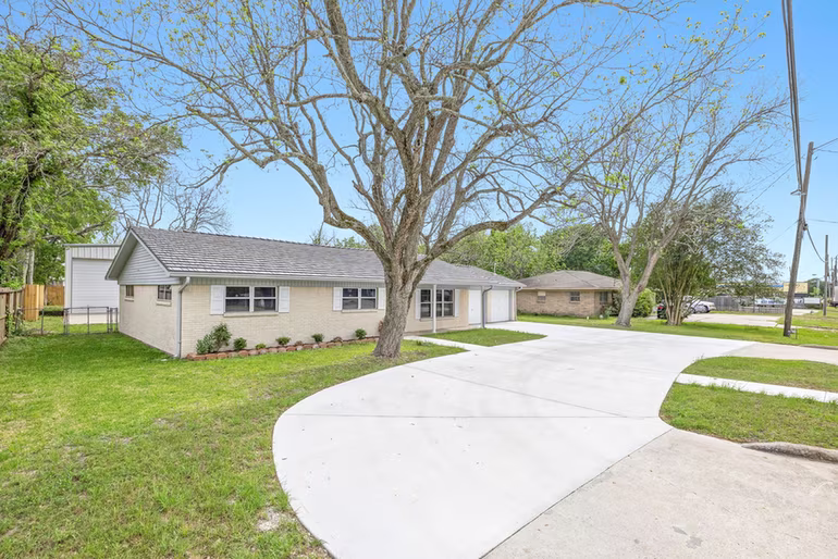 Photo 3 of 202 Massey Tompkins Road, Baytown, TX