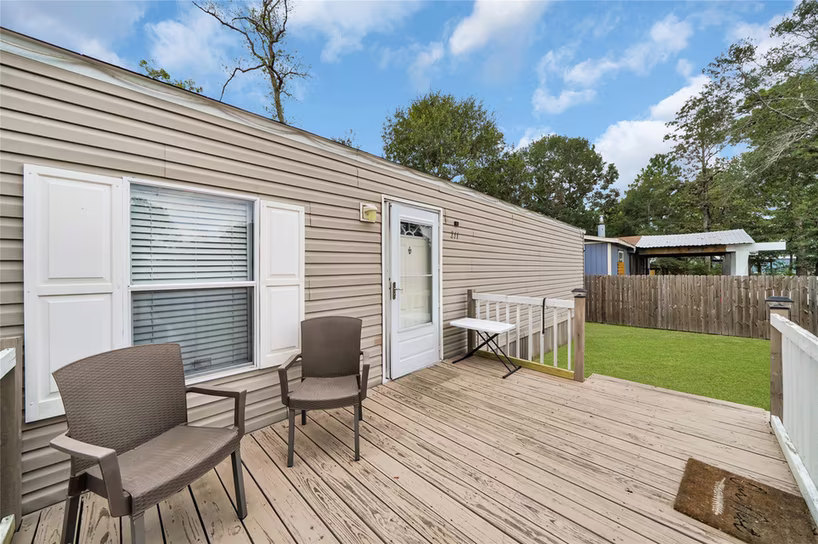Photo 2 of 211 Crockett Trace Drive, Conroe, TX