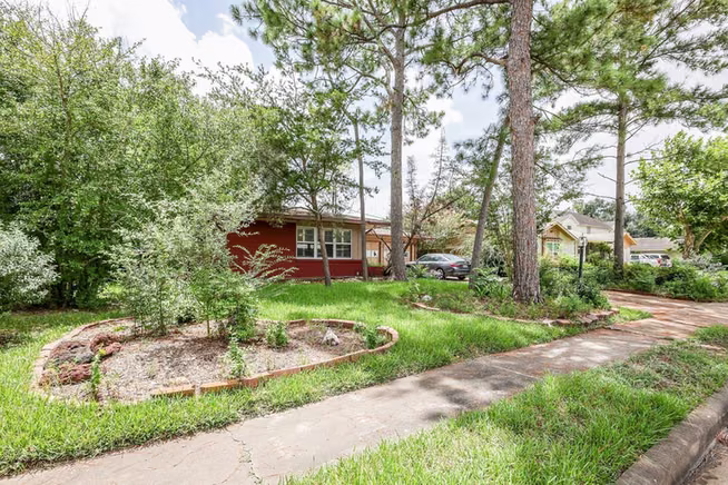 Photo 3 of 7007 Edgemoor Drive, Houston, TX