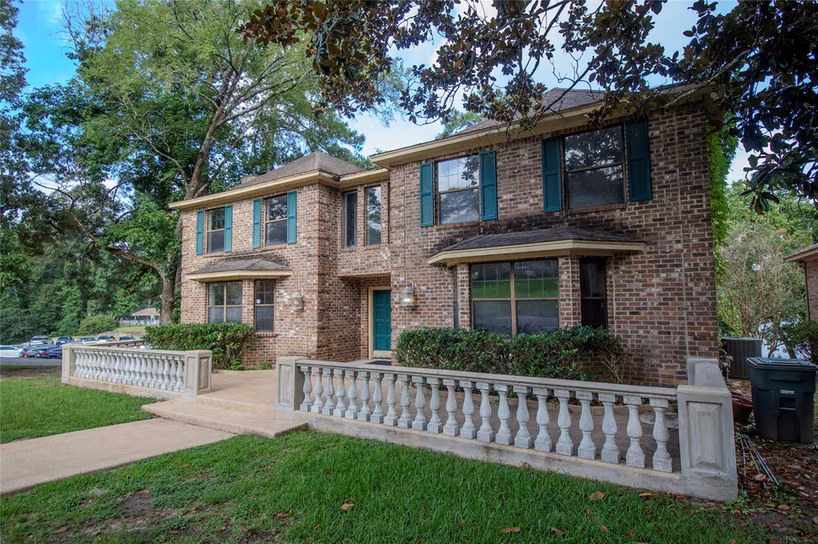 Photo 4 of 1630 Green Briar Drive, Huntsville, TX