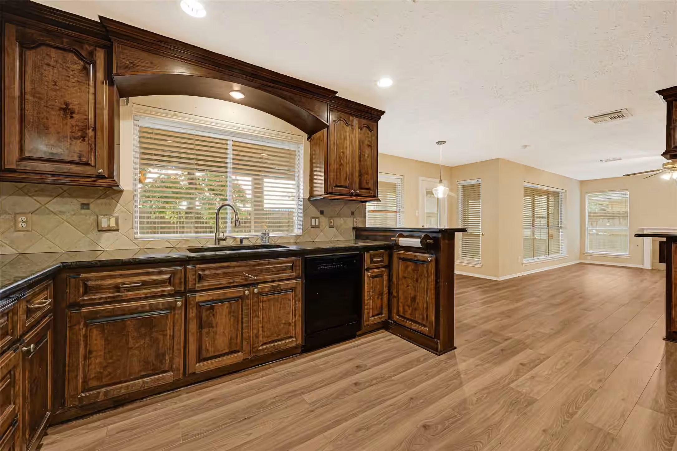 Photo 6 of 4211 Hambledon Village Drive, Houston, TX