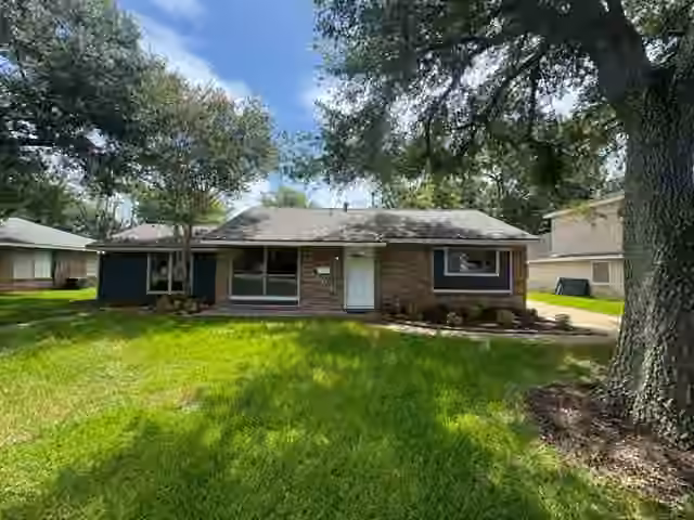 Photo 2 of 1607 W HOUSTON DR, La Marque, TX