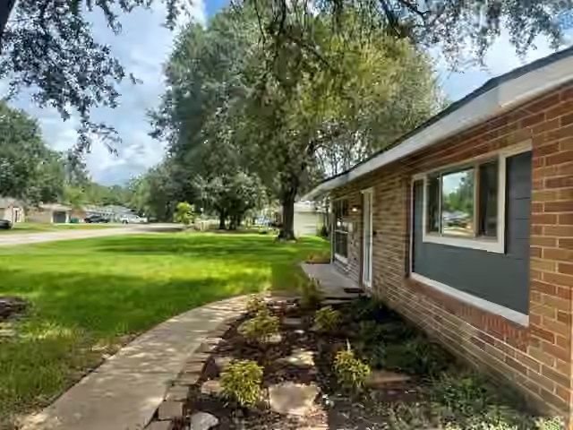 Photo 3 of 1607 W HOUSTON DR, La Marque, TX