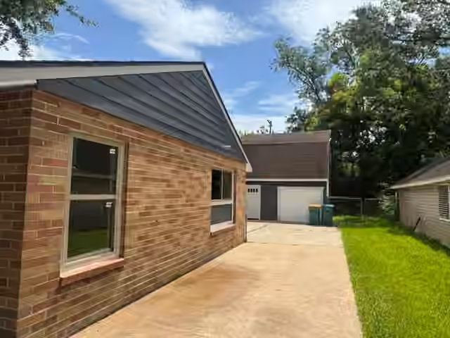 Photo 4 of 1607 W HOUSTON DR, La Marque, TX