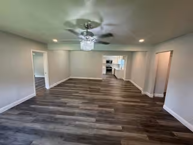 Photo 5 of 1607 W HOUSTON DR, La Marque, TX