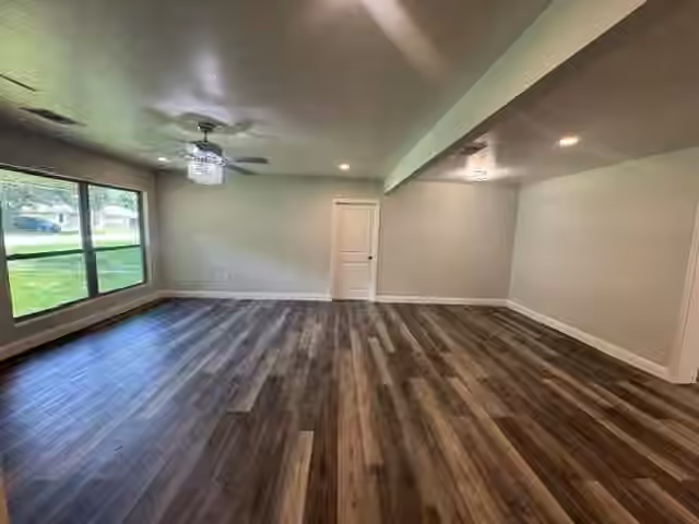 Photo 6 of 1607 W HOUSTON DR, La Marque, TX