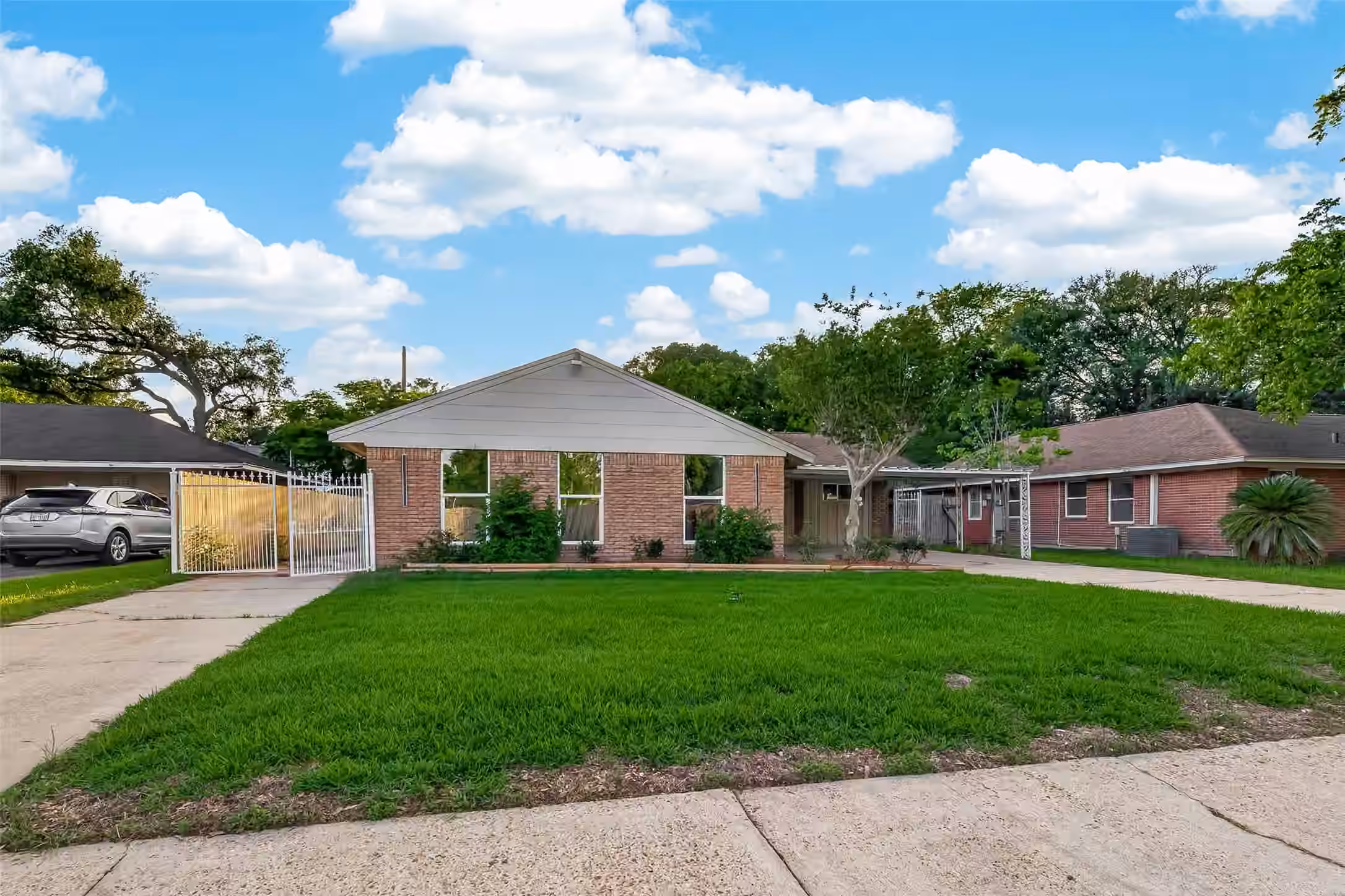 Photo 2 of 11206 Huggins Drive, Houston, TX