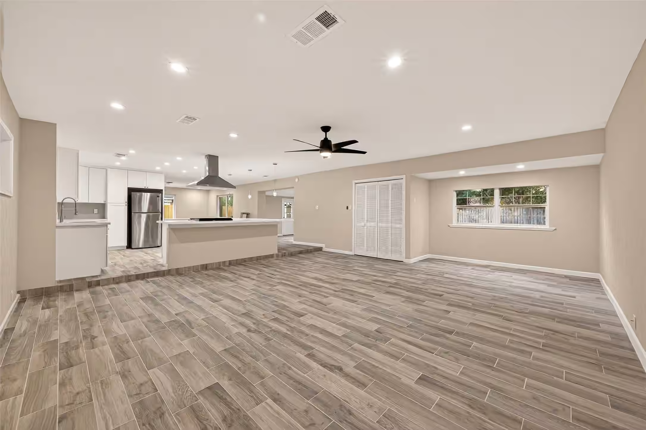 Photo 3 of 11206 Huggins Drive, Houston, TX