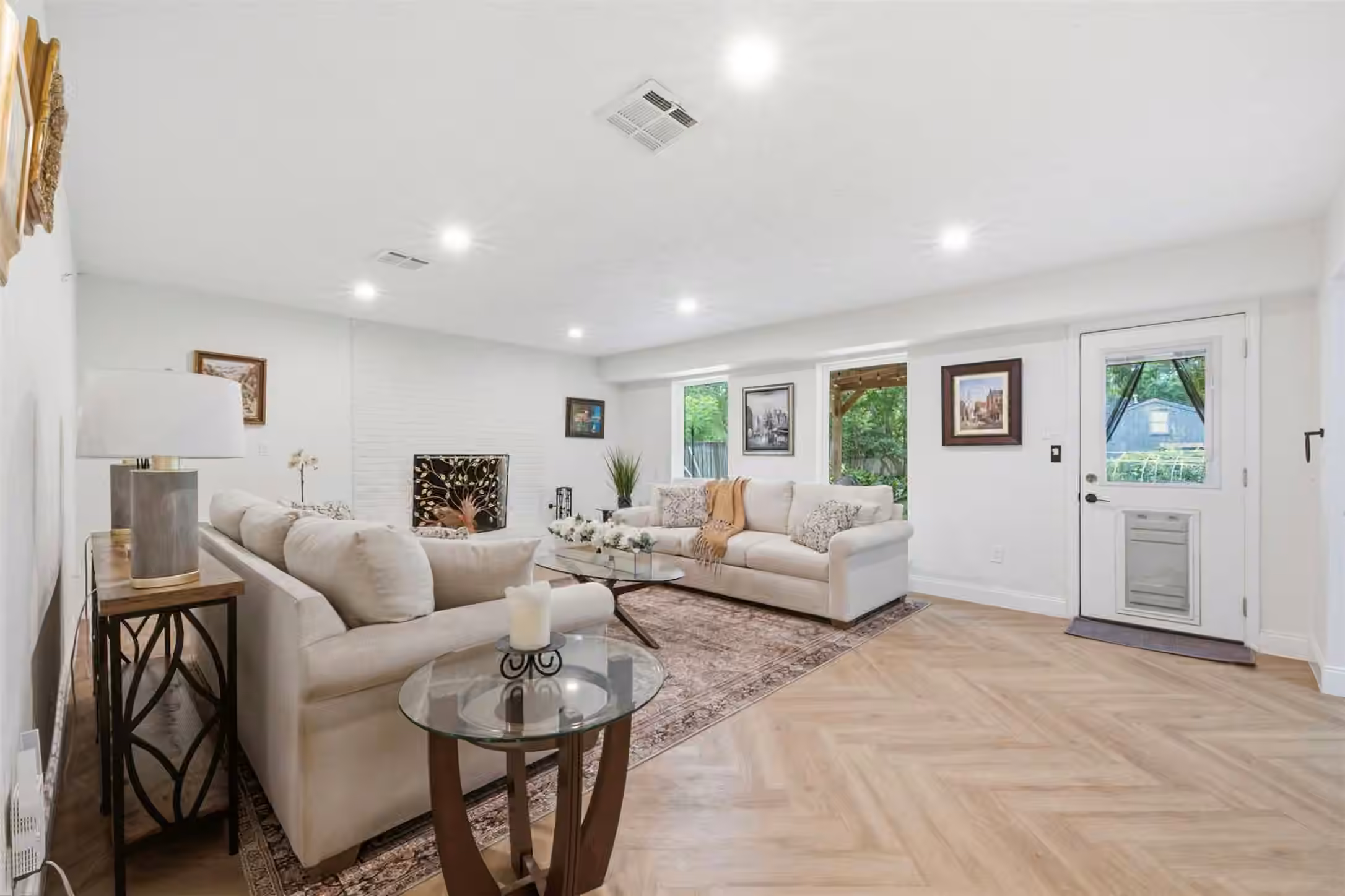 Photo 4 of 710 Glen Haven Drive, Conroe, TX