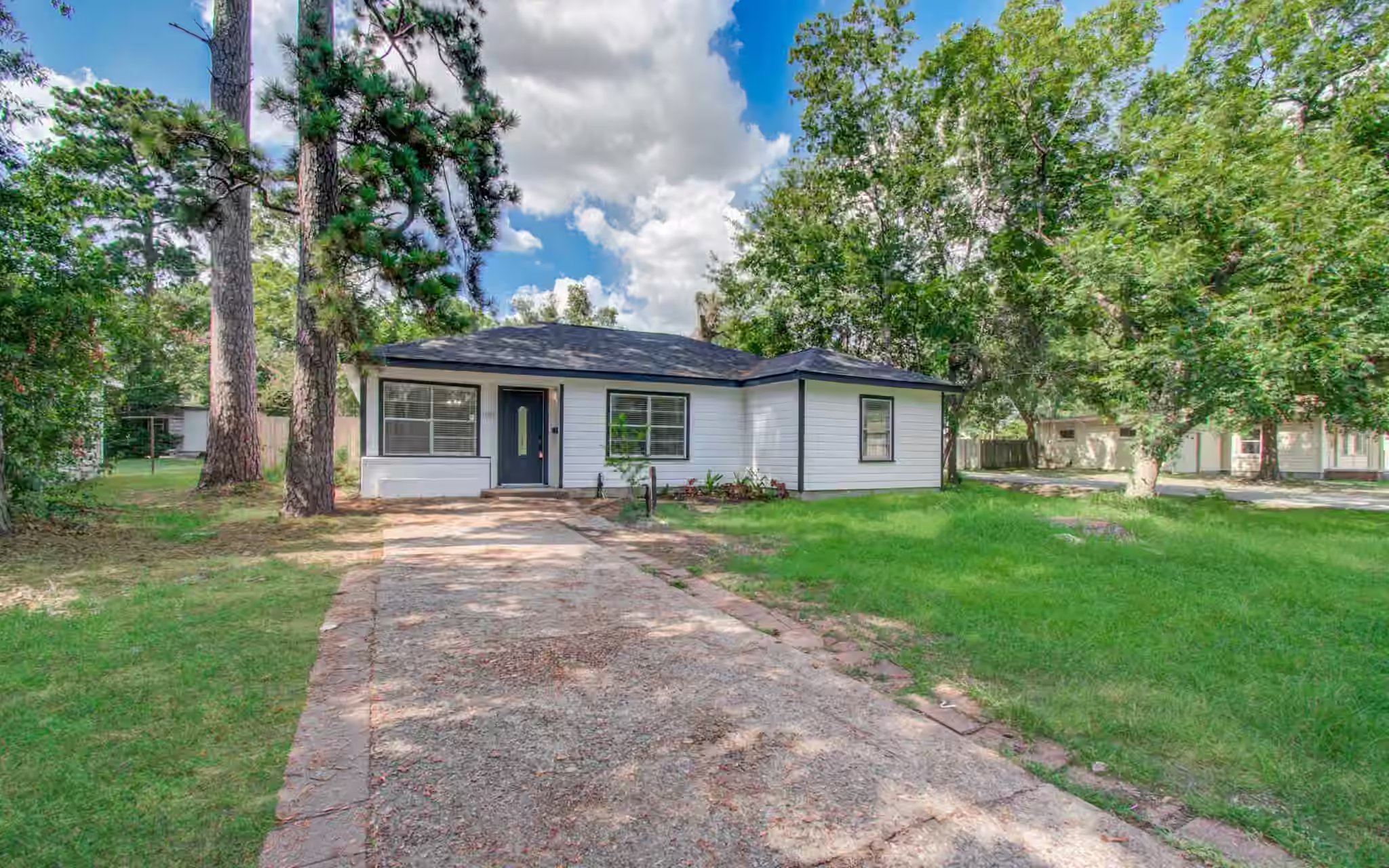 Photo 3 of 1100 Cowan Avenue, Conroe, TX