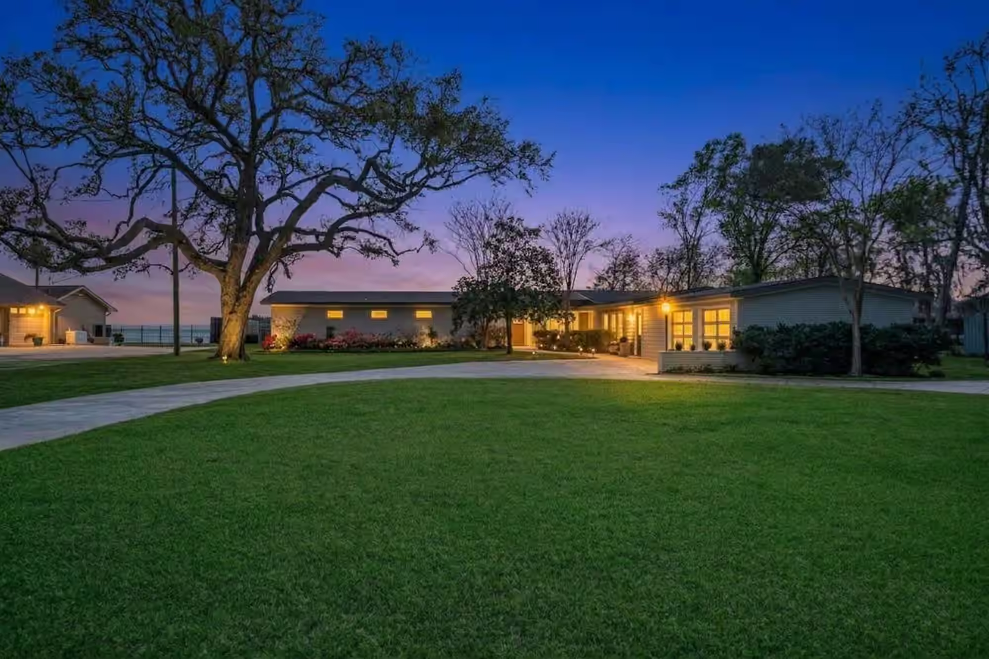 Photo 3 of 138 N Burnett Drive, Baytown, TX
