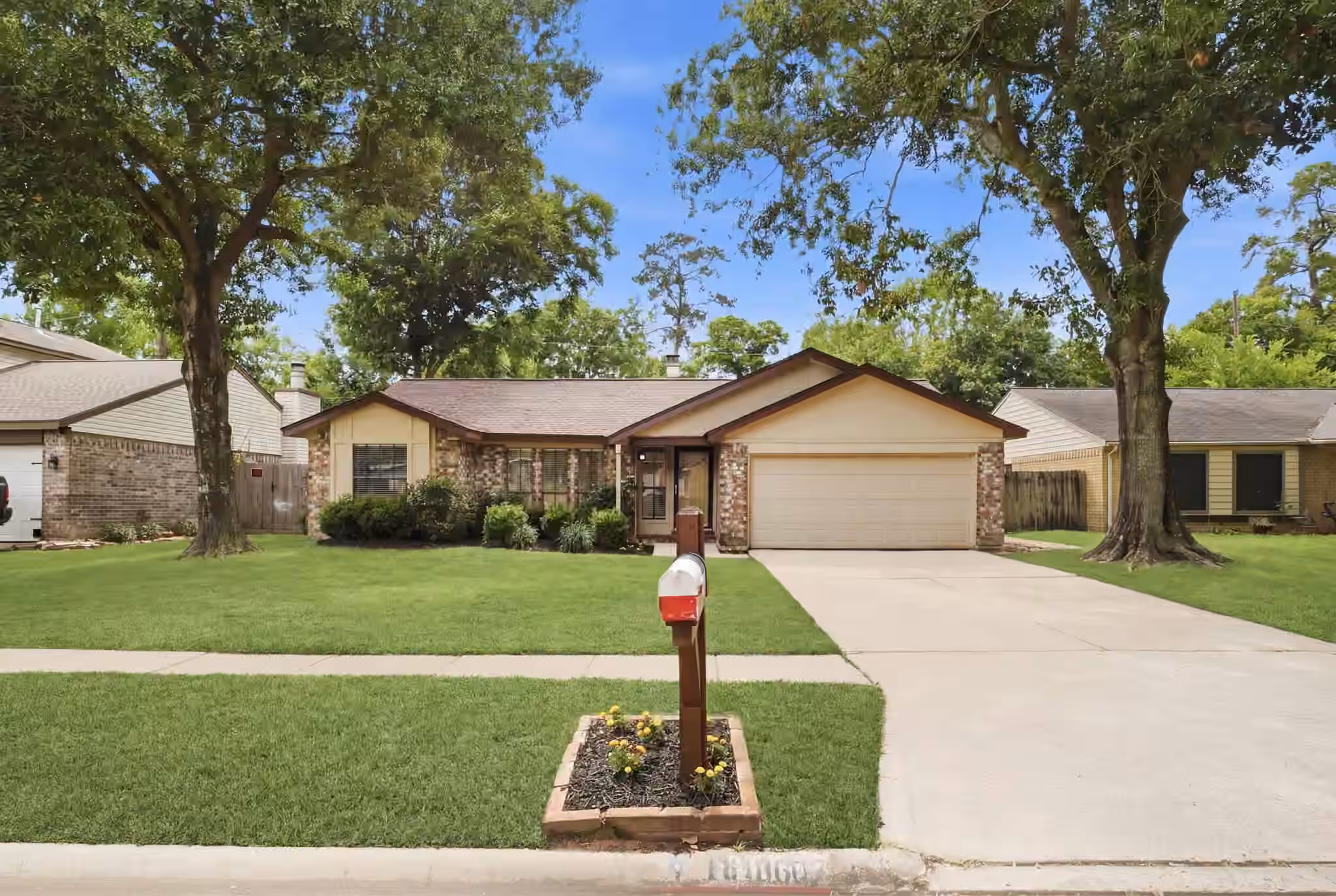 Photo 3 of 18607 Hiddenbay Way, Spring, TX