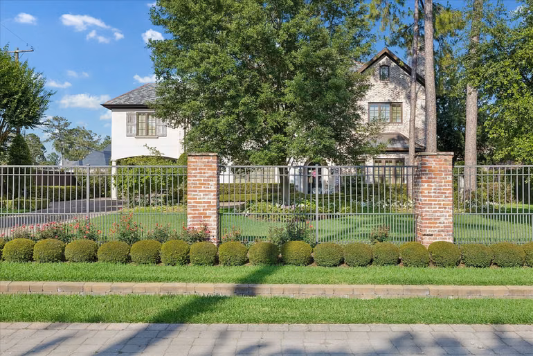 Photo 2 of 724 W Friar Tuck Lane, Houston, TX