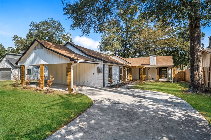 Photo 2 of 238 Point Clear Drive, Conroe, TX