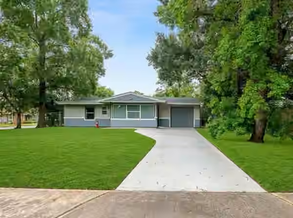 Photo 2 of 6058 Lyndhurst Drive, Houston, TX