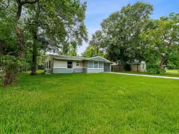 Photo 3 of 6058 Lyndhurst Drive, Houston, TX