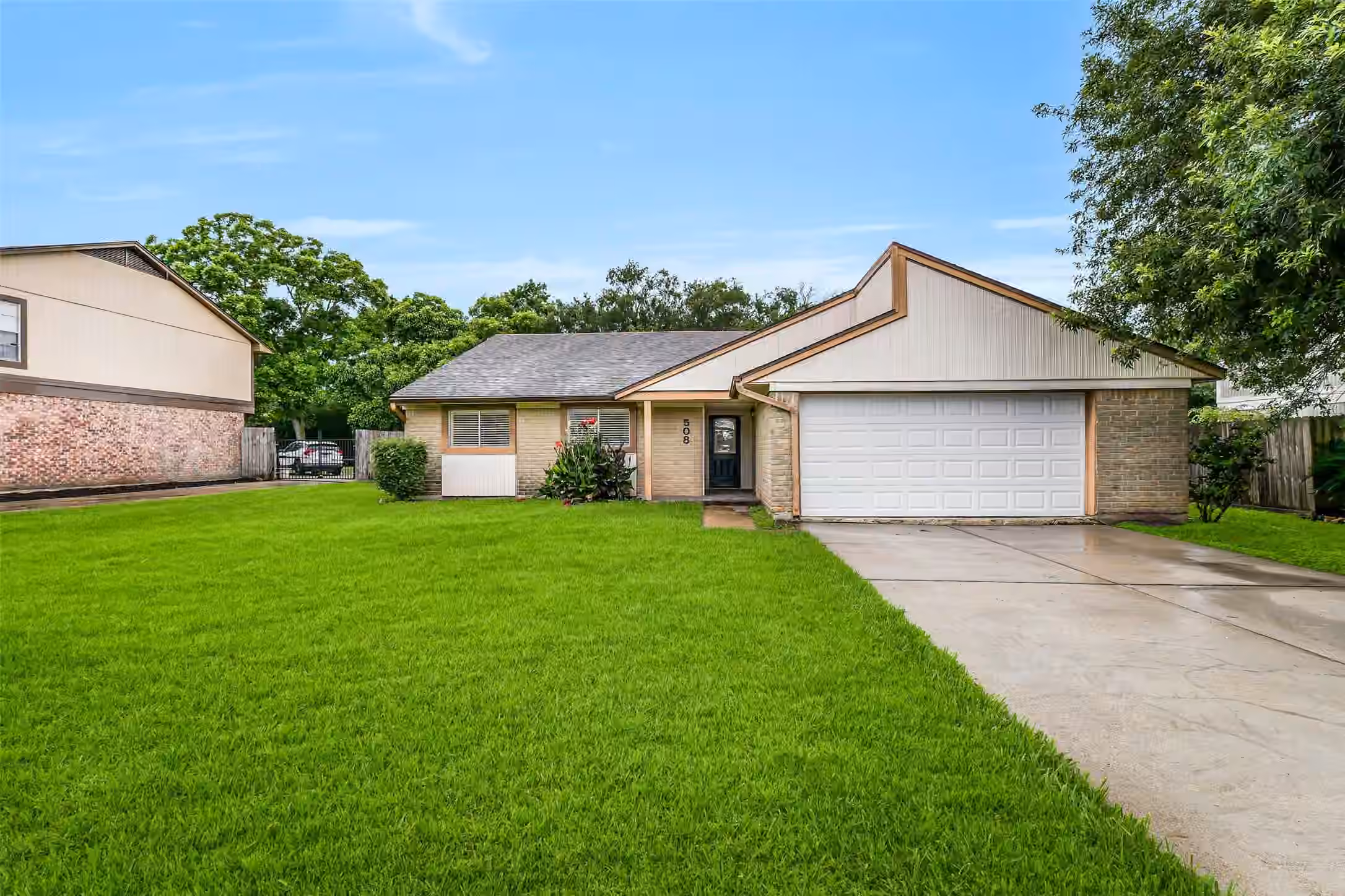 Photo of 508 E Castle Harbour Drive, Friendswood, TX 77546