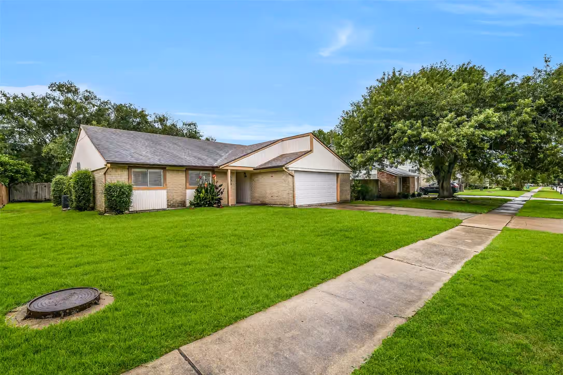 Photo 2 of 508 E Castle Harbour Drive, Friendswood, TX