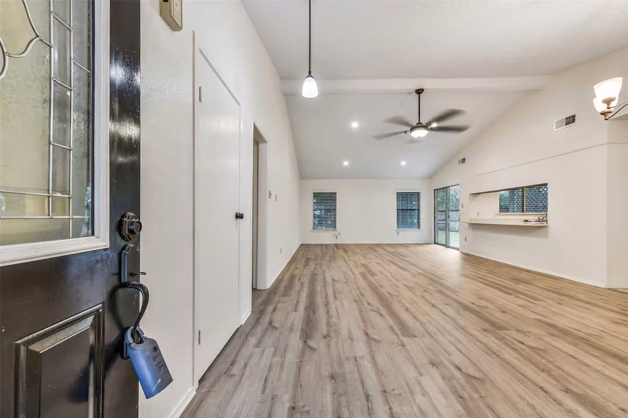 Photo 3 of 508 E Castle Harbour Drive, Friendswood, TX