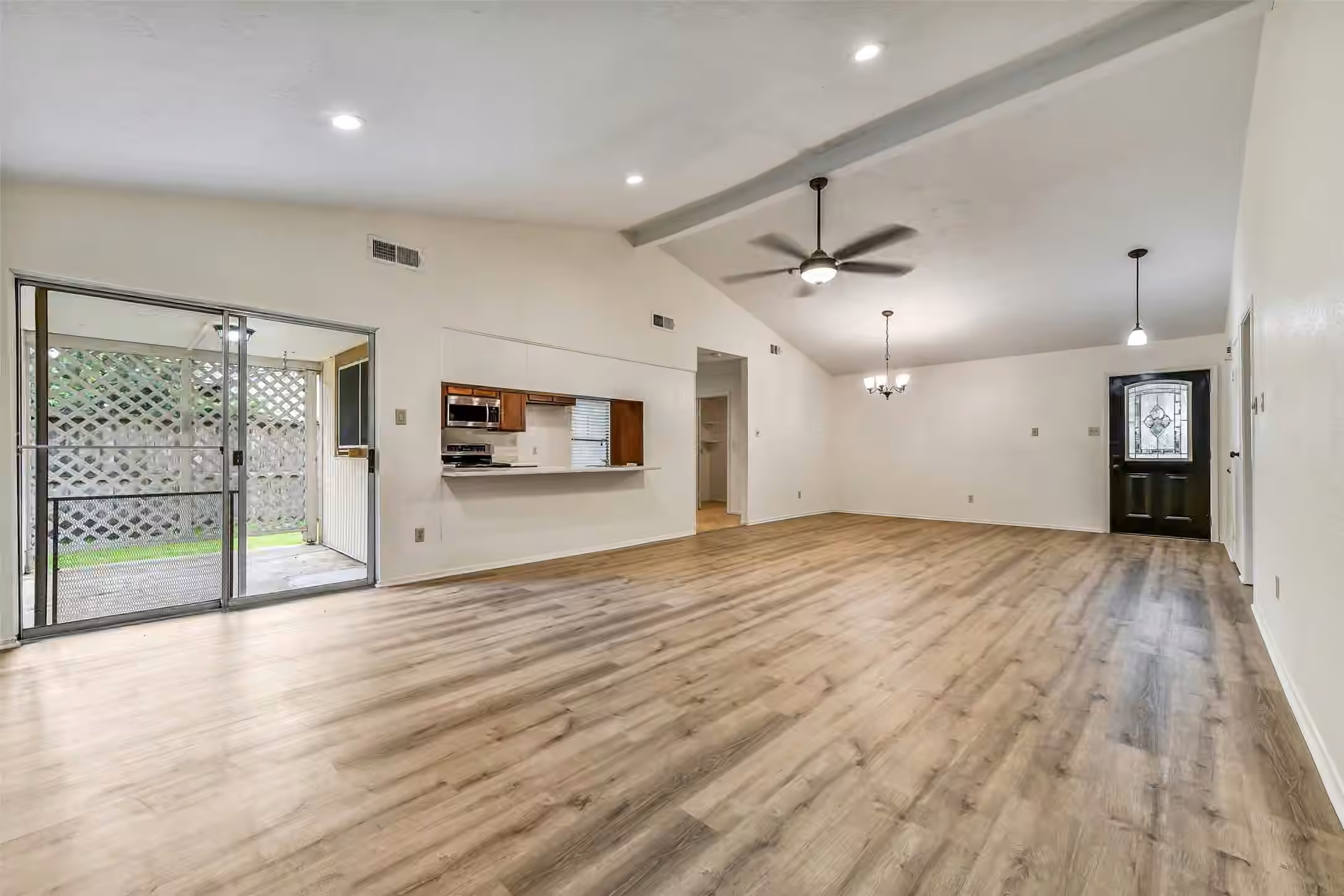 Photo 7 of 508 E Castle Harbour Drive, Friendswood, TX