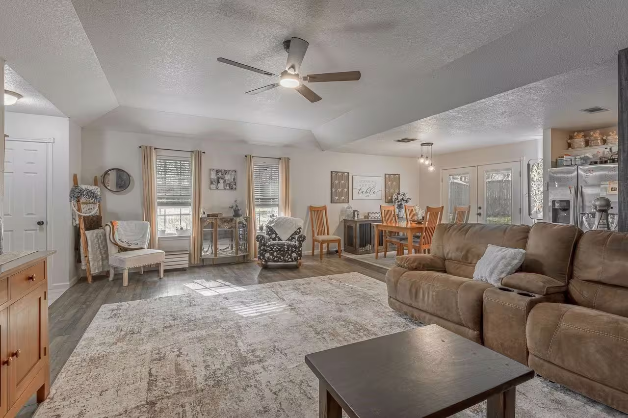 Photo 4 of 2203 Shannon Drive, Huntsville, TX