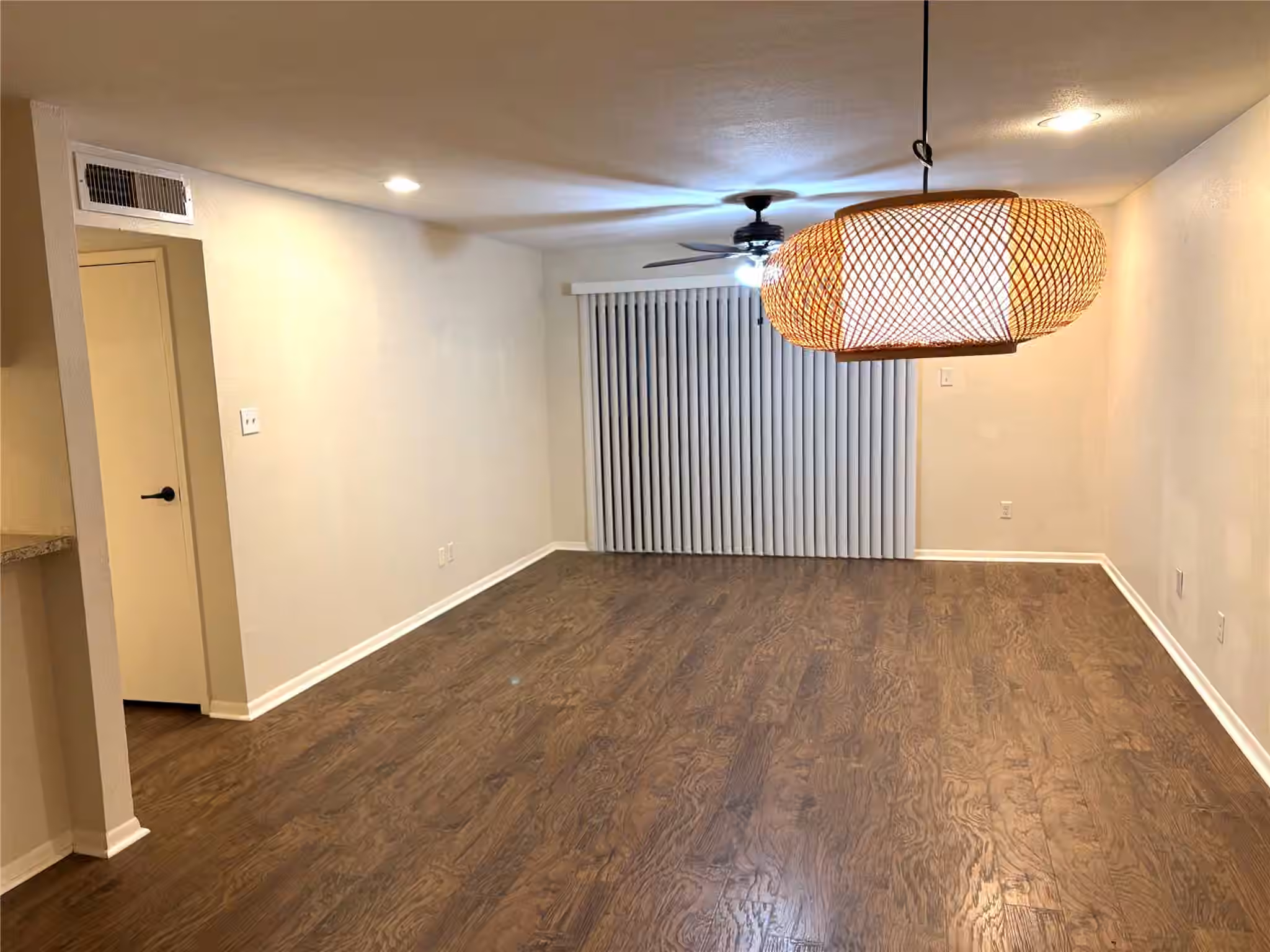 Photo 4 of 3025 Walnut Bend Lane 31, Houston, TX