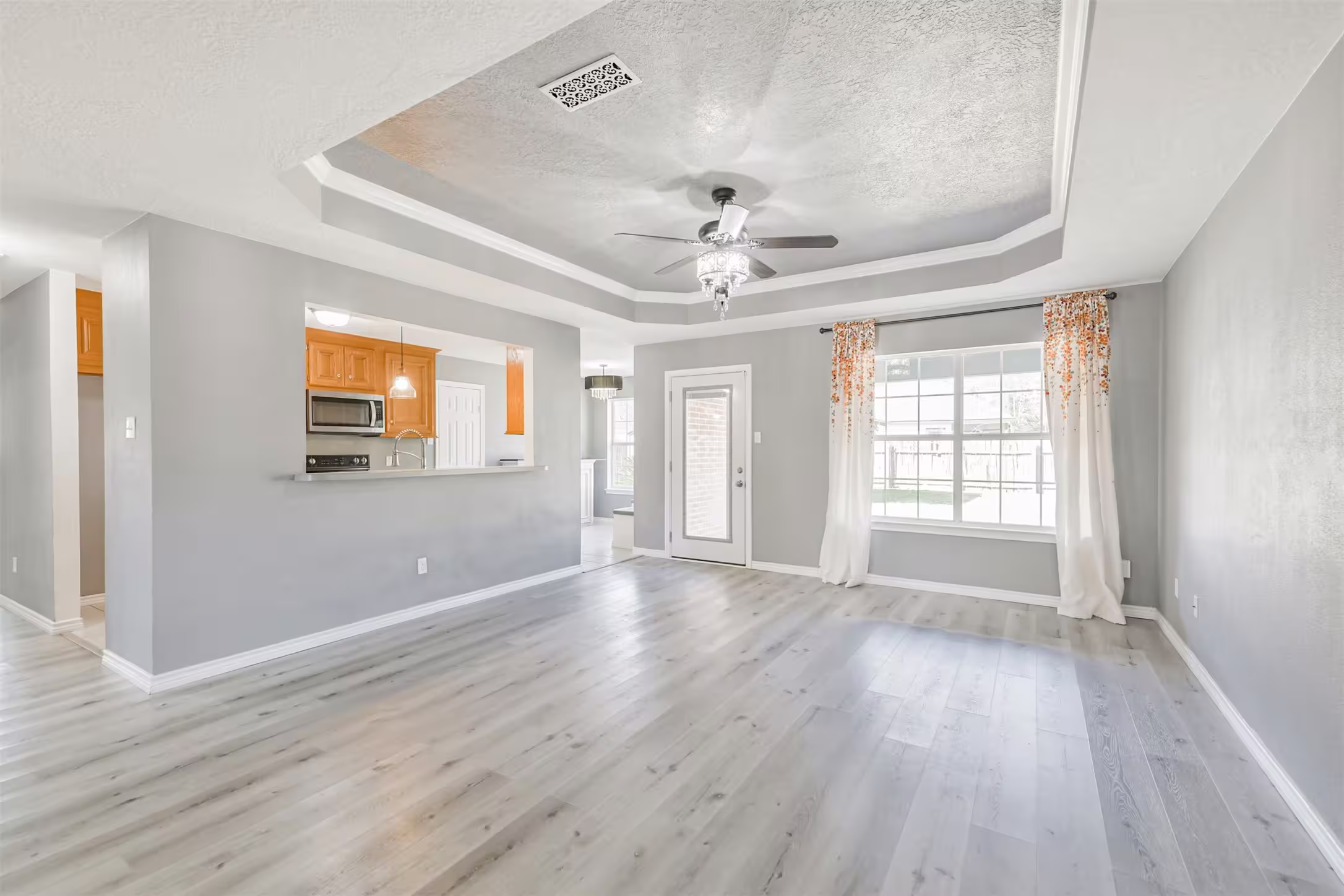 Photo 5 of 1106 Jefferson Avenue, Cleveland, TX