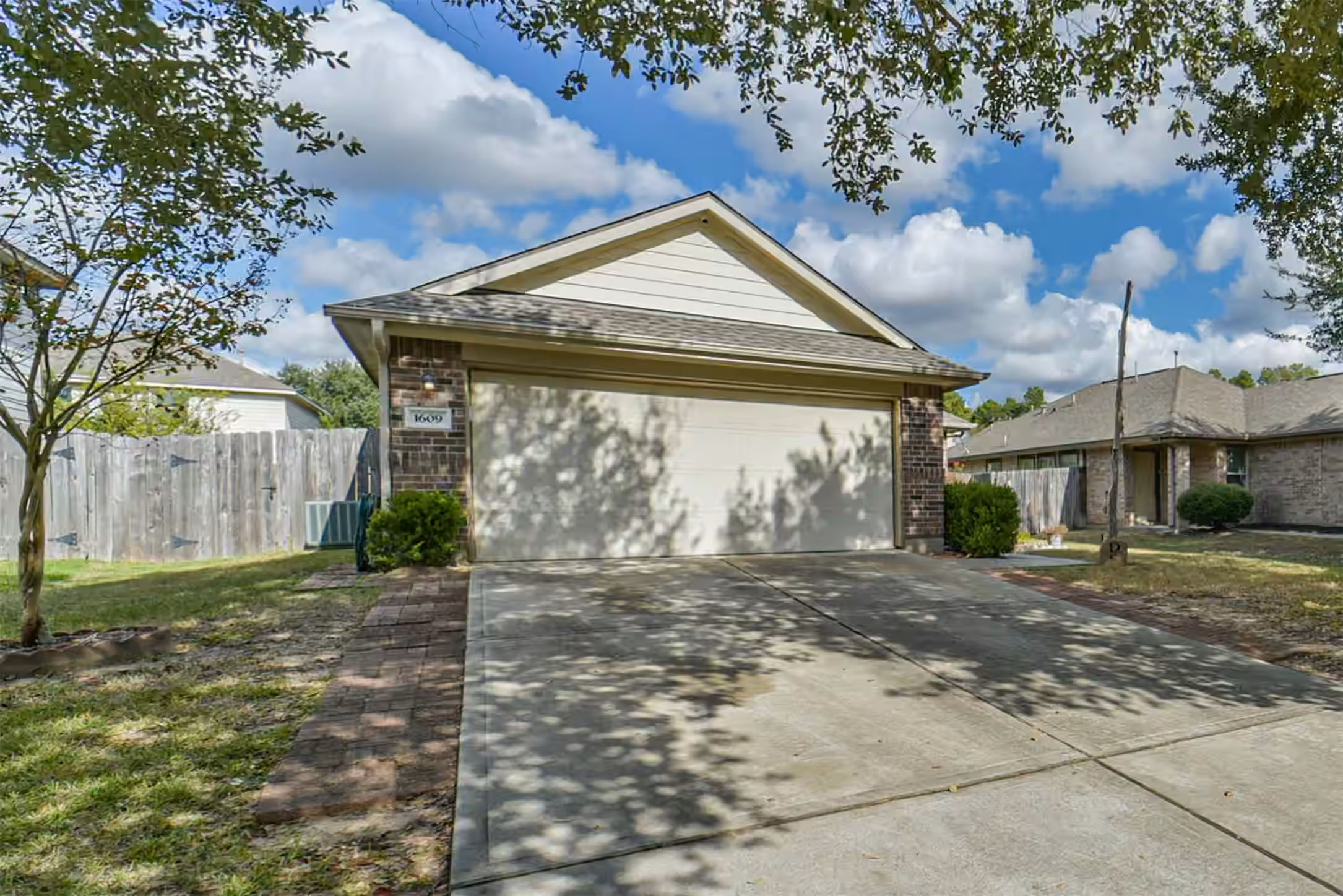 Photo 2 of 1609 Peach Dale Court, Conroe, TX