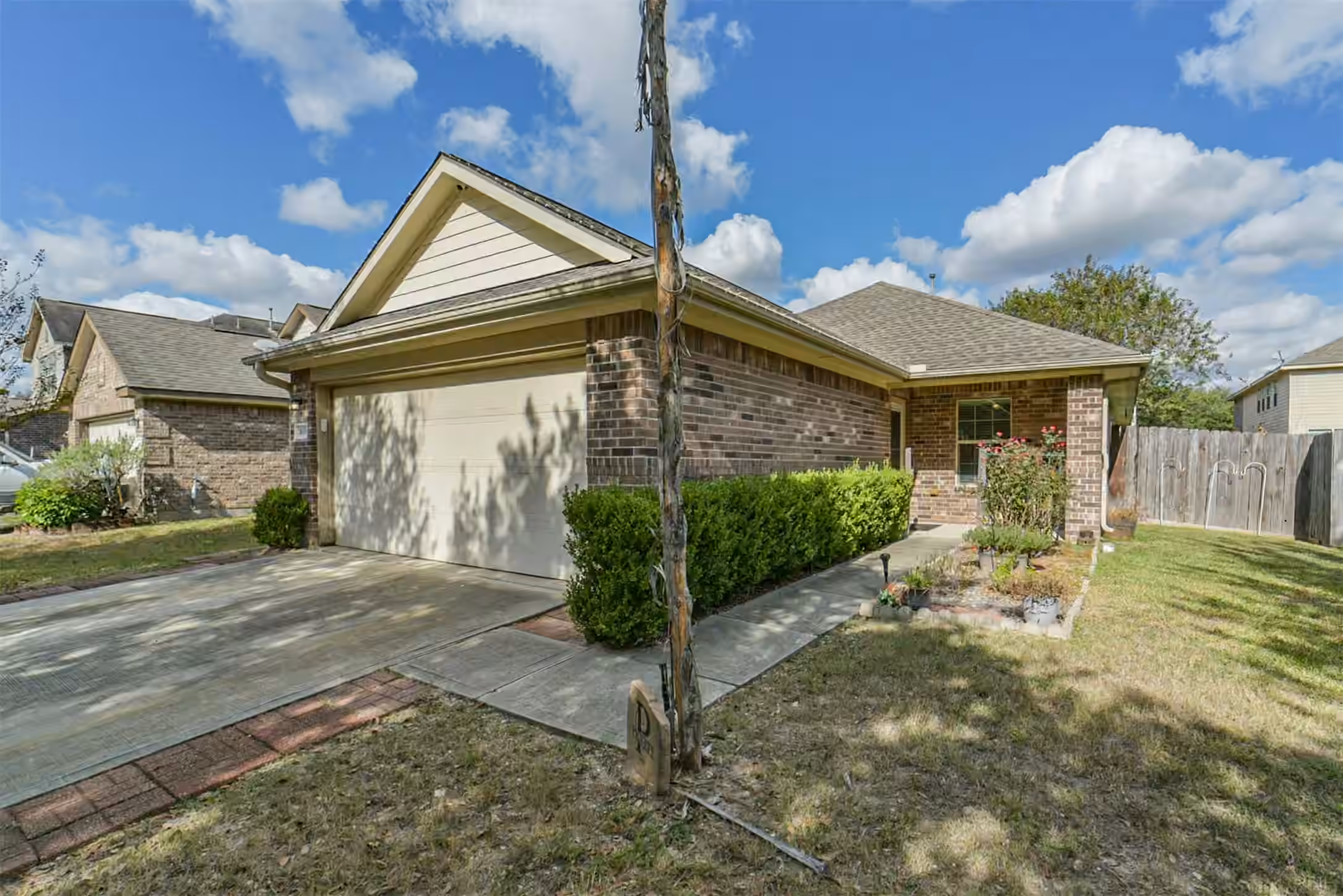 Photo 3 of 1609 Peach Dale Court, Conroe, TX