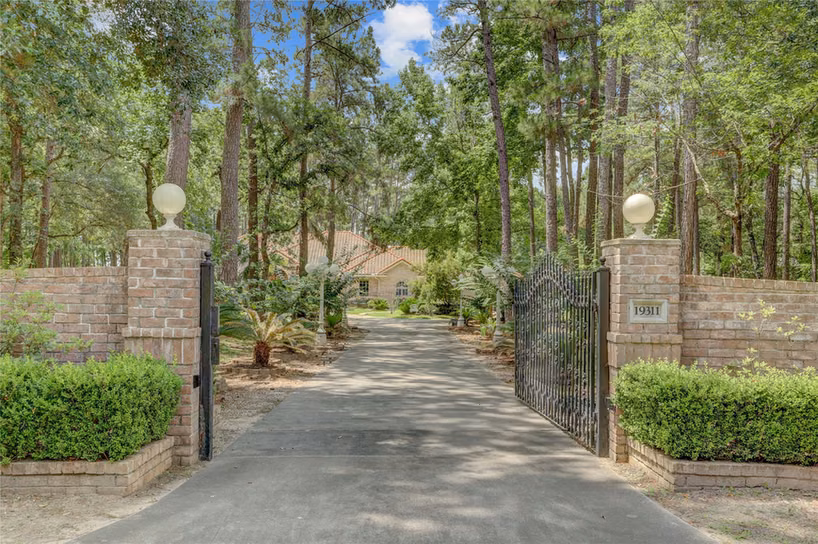 Photo 2 of 19311 Country Lake Drive, Magnolia, TX