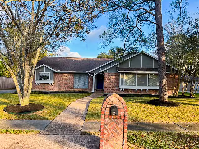 Photo 3 of 1203 Middlecreek Street, Friendswood, TX