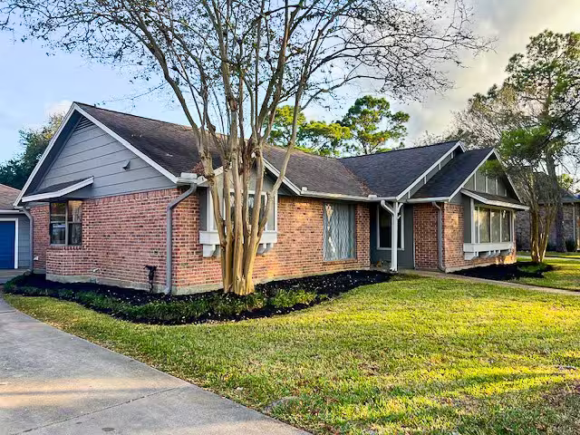 Photo 4 of 1203 Middlecreek Street, Friendswood, TX