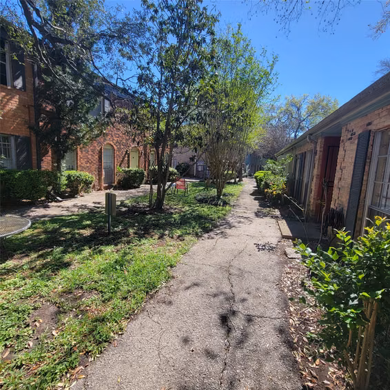 Photo 4 of 5210 Arboles Drive B1, Houston, TX