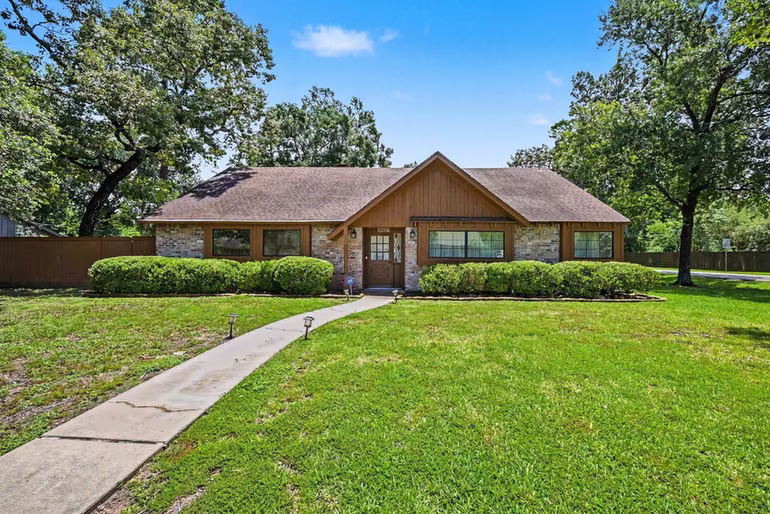 Photo 2 of 26222 Oakhurst Drive, Spring, TX