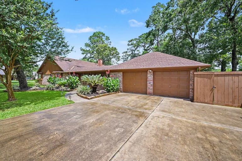 Photo 3 of 26222 Oakhurst Drive, Spring, TX
