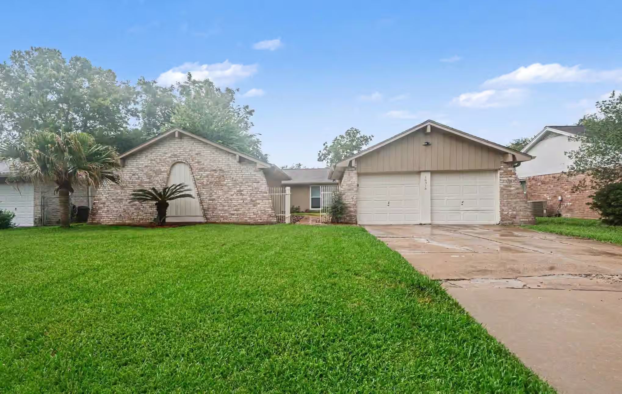 Photo 2 of 16318 Blackhawk Boulevard, Friendswood, TX
